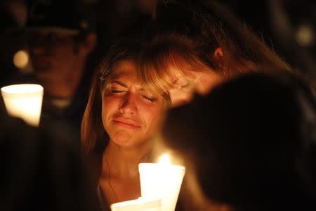 People take part in candle light vigil following a mass shooting at Umpqua Community College in Roseburg, Oregon October 1, 2015. REUTERS/Steve Dipaola