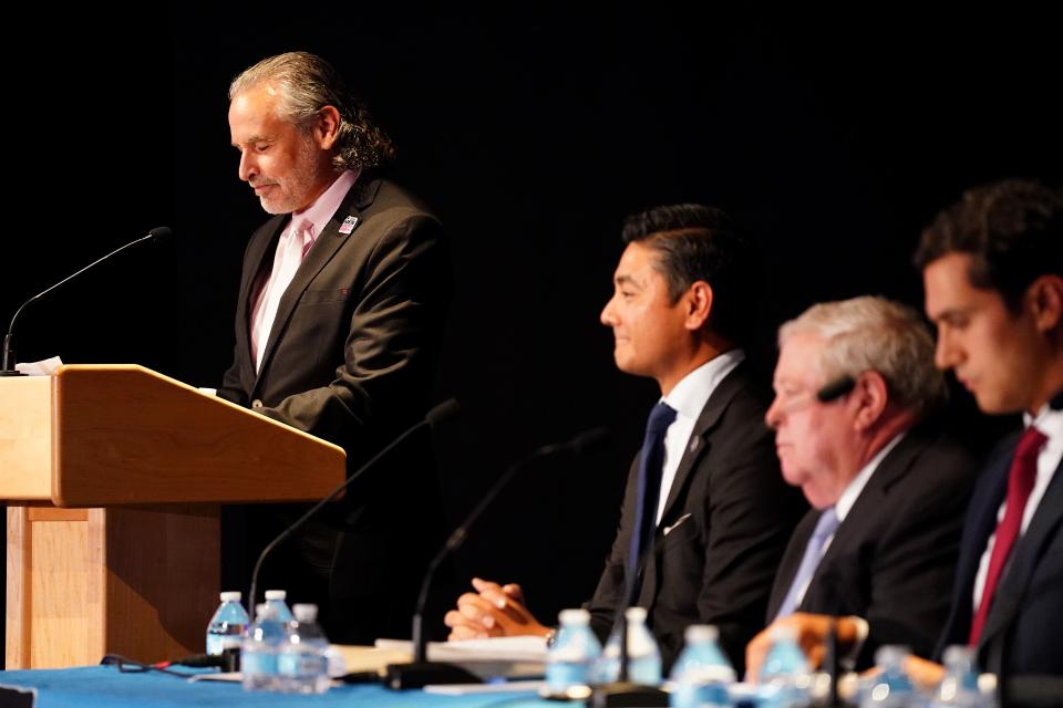 Enquirer Executive Editor Beryl Love, left, introduces panelists at an Oct. 3 public forum to discuss the proposed sale of the Cincinnati Southern Railway.