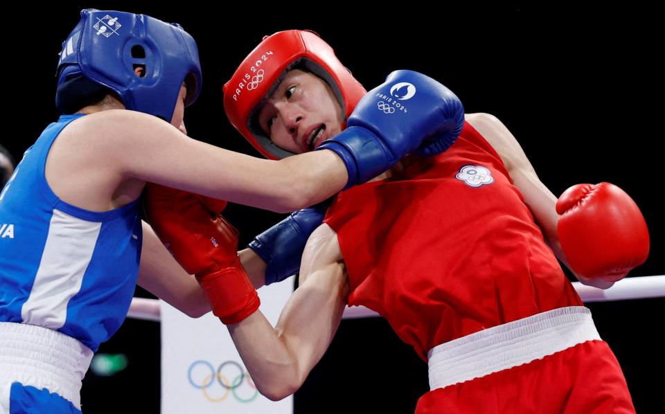 Lin Yu-ting (kanan), dari Taiwan, saat kemenangannya atas Sitora Turdibekova dari Uzbekistan di Olimpiade Paris 2024