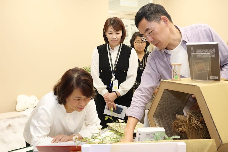 ▲黃敏惠市長（左）參觀獨立書店展區。（圖／嘉義市政府提供)