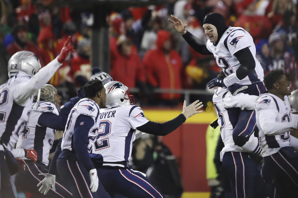 El quarterback Tom Brady, derecha, festeja con sus compañeros de los Patriots de Nueva Inglaterra tras vencer a los Chiefs de Kansas City en el partido por el campeonato de la Conferencia Americana de la NFL, el domingo 20 de enero de 2019, en Kansas City, Missouri. (AP Foto/Charlie Neibergall)