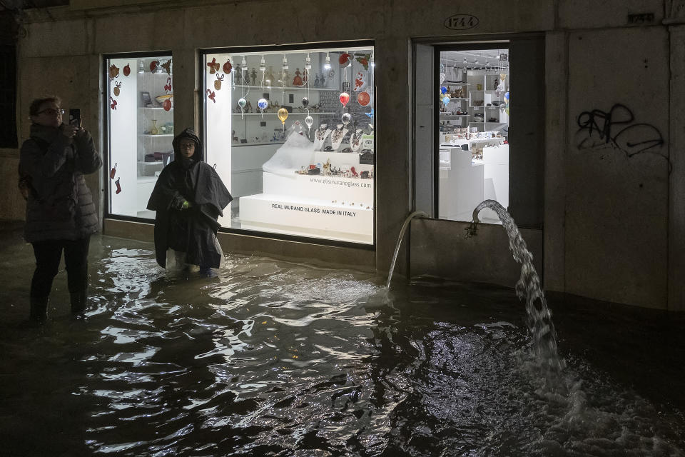 L'Amministrazione comunale di Venezia presenterà richiesta di stato di crisi alla Regione Veneto. Il sindaco Brugnaro: "Tutti i cittadini e le imprese raccolgano materiale utile a dimostrare i danni subiti con fotografie, video, documenti o altro nei prossimi giorni comunicheremo le modalità precise per la richiesta di contributo". Disposta intanto la chiusura delle scuole di Venezia e isole di ogni ordine e grado. (Photo by Stefano Mazzola/Awakening/Getty Images)