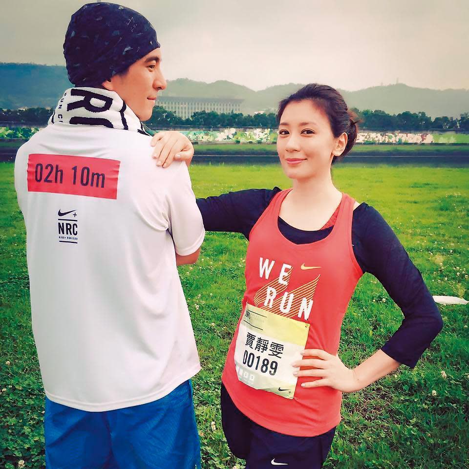 賈靜雯（右）曾參加女子10公里的路跑活動，賽後修杰楷（左）向她喊話「我願意當妳的配速員。」（翻攝自修杰楷臉書）