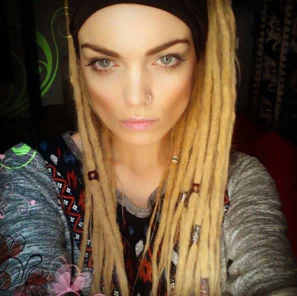 <p>… ein paar Monate später schon präsentierte sich Anni auf Instagram mit blonden Dreadlocks. Was für eine krasse Veränderung. Doch auch diese Haarpracht steht dem Model – irgendwie. (Bild: Instagram/ justalittlbit)</p>