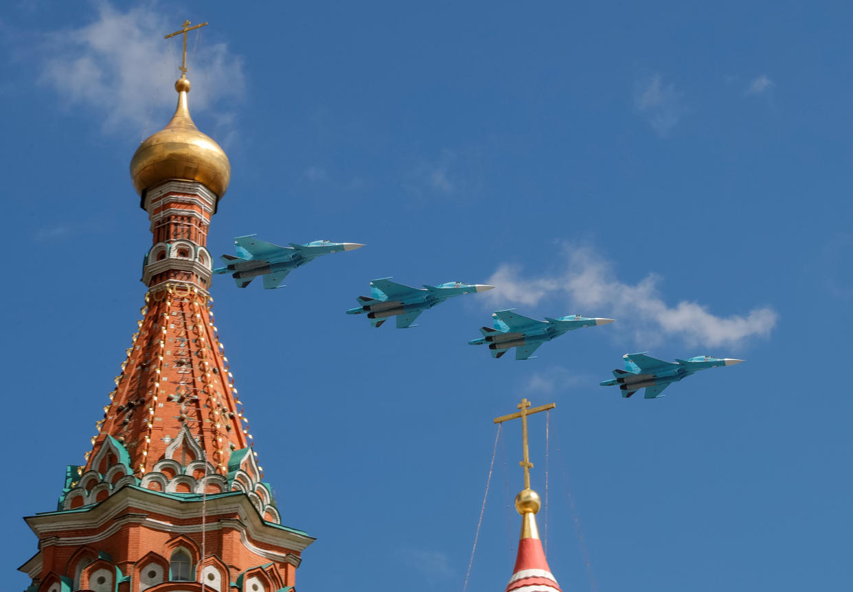 Russian army Su-34 fly in formation 