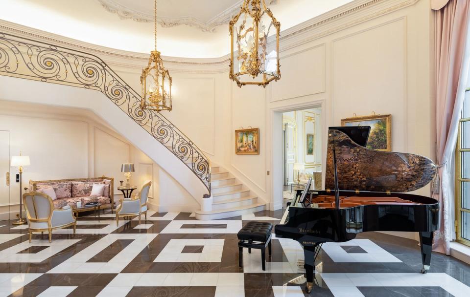 The entrance foyer with grand piano (Cogemad)