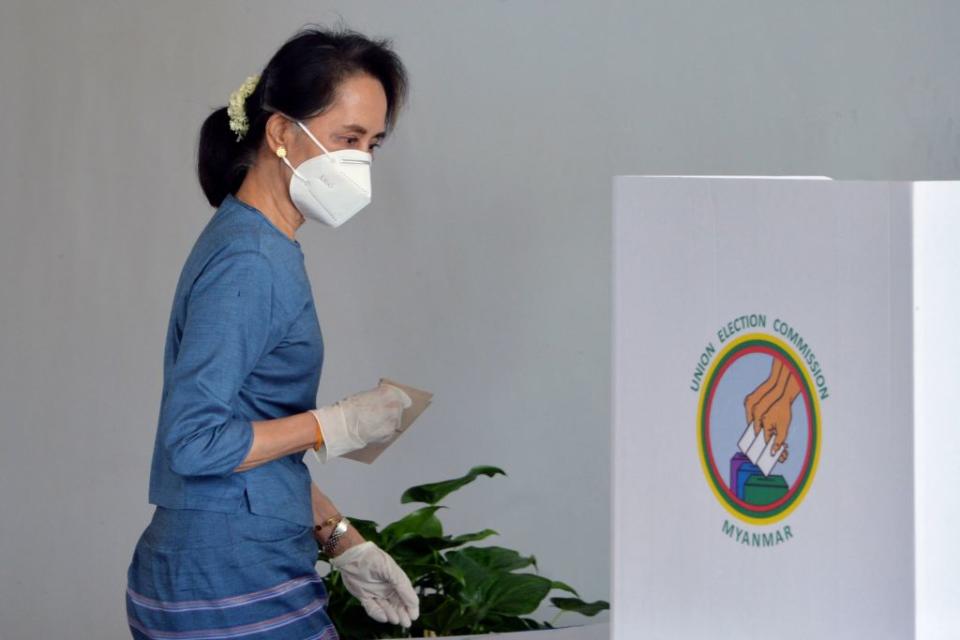 Aung San Suu Kyi casts a vote in her Myanmar's election.