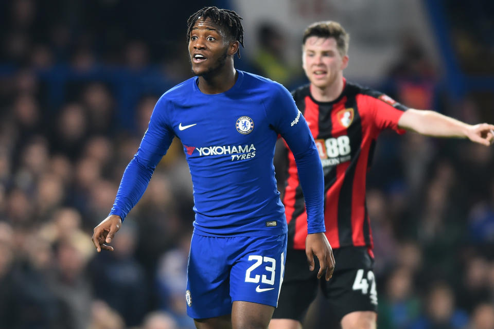 <p>Pas vraiment dans les plans d’Antonio Conte, Michy Batshuayi manque cruellement de temps de jeu à Chelsea. Selon le quotidien espagnol Estadio Deportivo, il serait sur le point de s’engager avec le Séville FC. Si toutes les parties sont tombées d’accord pour un transfert du Belge, les Blues attendraient d’avoir recruter un nouvel attaquant avant de libérer Batshuayi. (Photo Getty) </p>