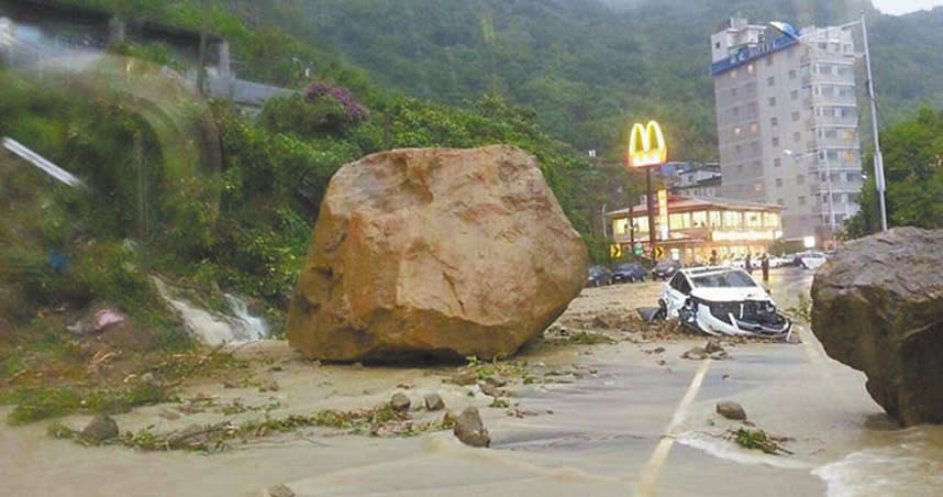 2013年間受豪雨影響，基隆市北寧路曾發生巨石崩落事故。（圖／報系資料照）