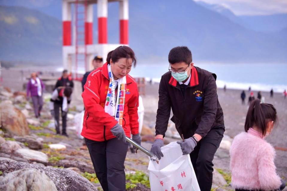 花蓮縣長徐榛蔚偕同民眾於七星潭展開元旦健走、淨灘活動。（記者林有清攝）