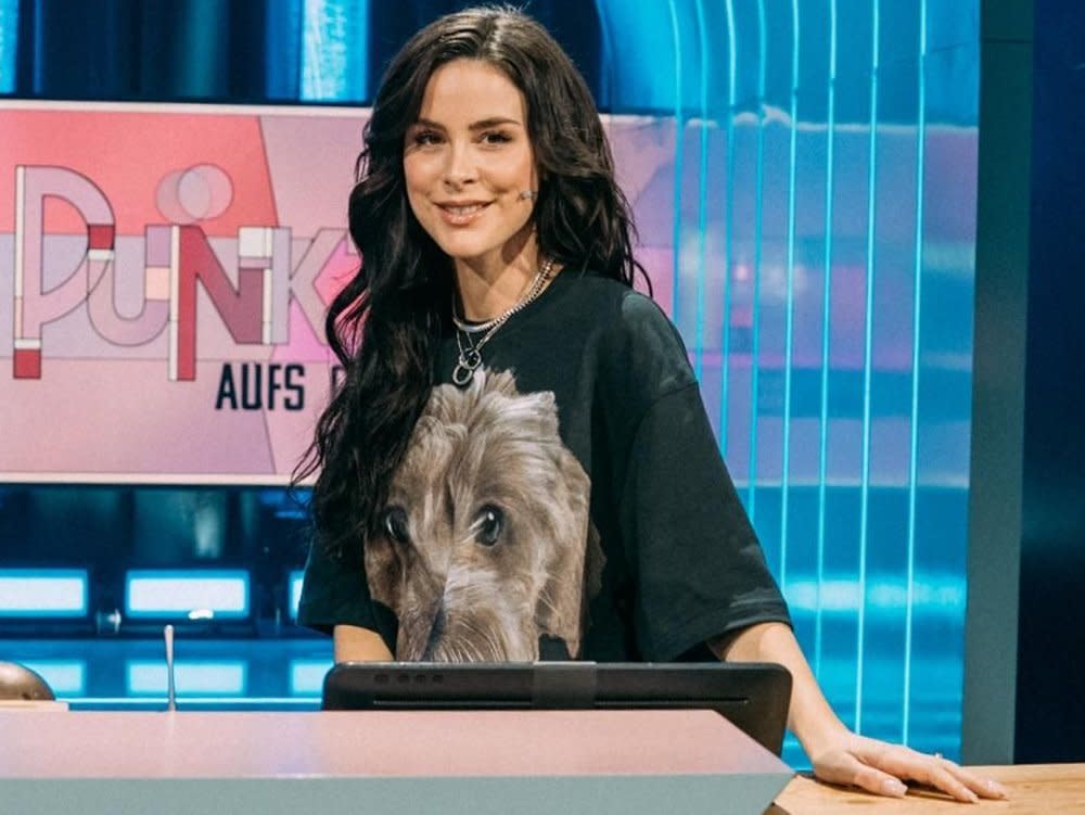 Lena Meyer-Landruts Gesicht ziert jetzt eine Bodenplatte vor dem Studio in Berlin. (Bild: Seven.One/Florida TV/Julian Mathieu)