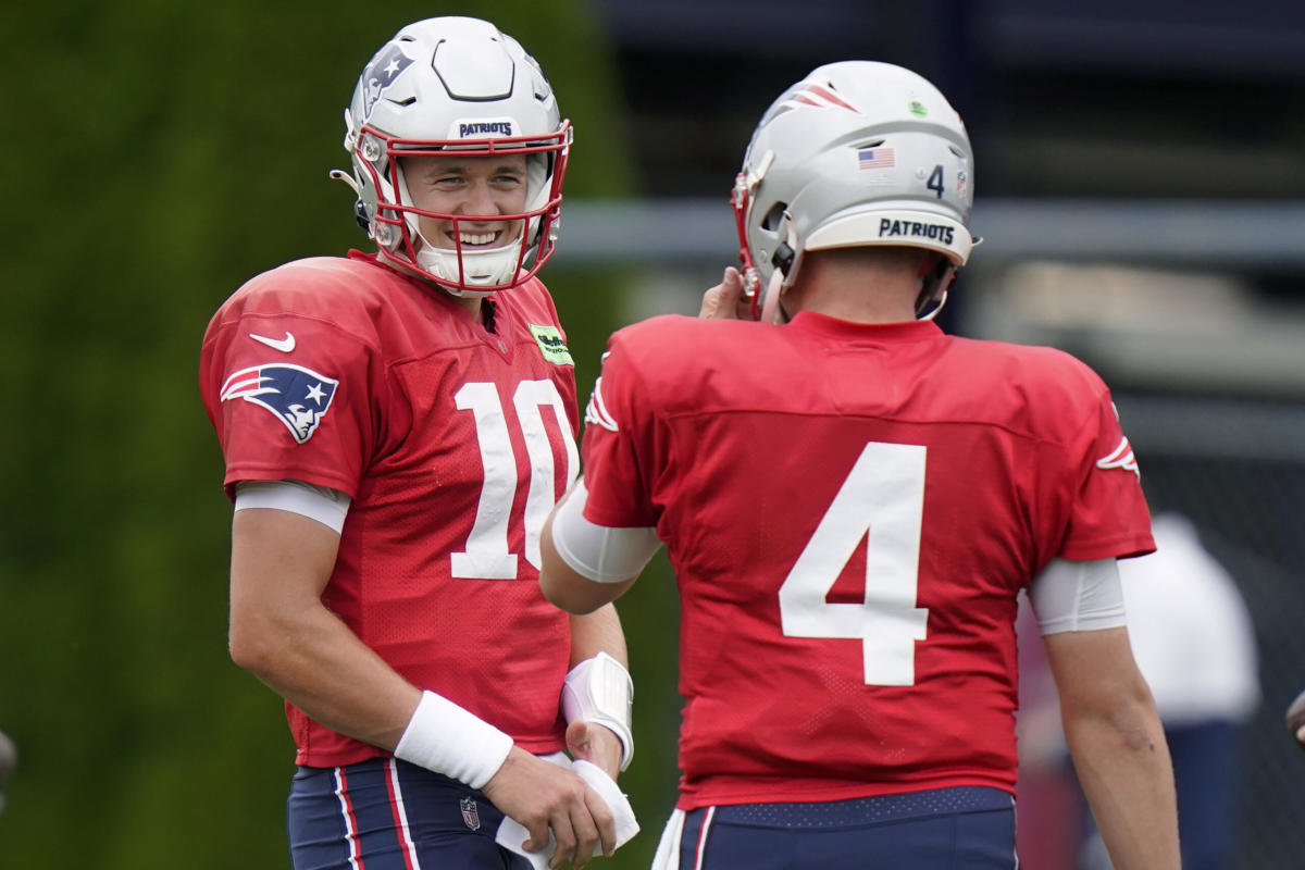 How did Bailey Zappe's first NFL start compare to Mac Jones, other Patriots  QB debuts? 