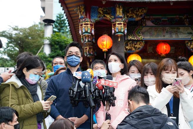 準台北市長蔣萬安陪同王鴻薇參拜植福宮。（王鴻薇辦公室提供／李奇叡台北傳真）