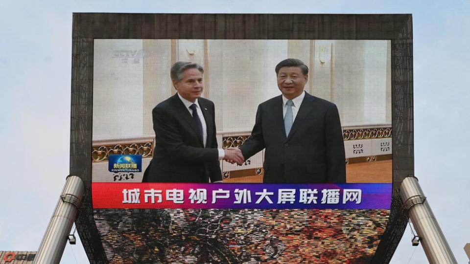 北京某購物商場外的大型電視屏幕播放中國央視《新聞聯播》有關習近平接見布林肯的報道（19/6/2023）