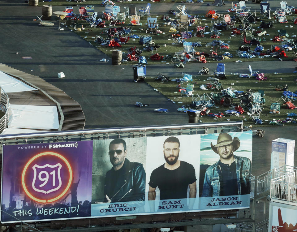 ARCHIVO – Pertenencias y basura en el sitio del festival Route 91 Harvest realizado frente al hotel y casino Mandalay Bay en Las Vegas el 3 de octubre de 2017 tras un tiroteo masivo ocurrido el 1 de octubre. El documental "11 Minutes" presenta un relato detallado de la masacre de 2017 en un concierto de country en Las Vegas. El documental de más de tres horas de duración debuta en Paramount+ el martes. (Foto AP/Marcio Jose Sanchez, archivo)