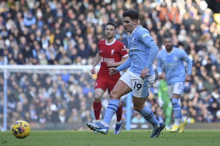 Julián Álvarez en acción, durante el encuentro entre Manchester City y Liverpool