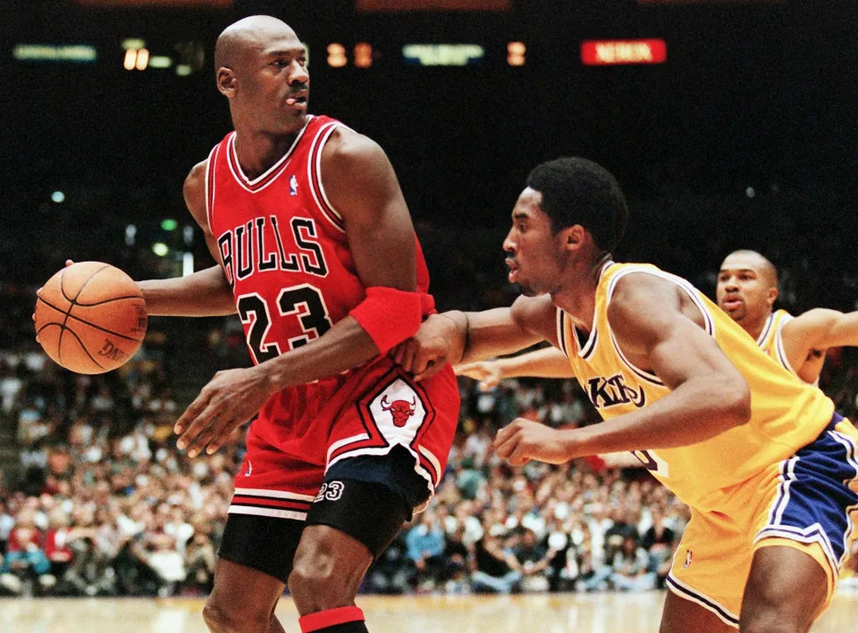 NBA傳奇球星Michael Jordan（控球者）和已故名將Kobe Bryant。（VINCE BUCCI/AFP via Getty Images）