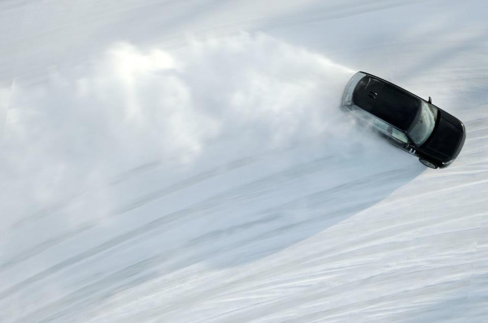 在瑞典冰封湖面上的低抓地力測試，Range Rover Electric證明其全電動傳動系統不僅能匹配，甚至超越了品牌燃油車型的優異性能。