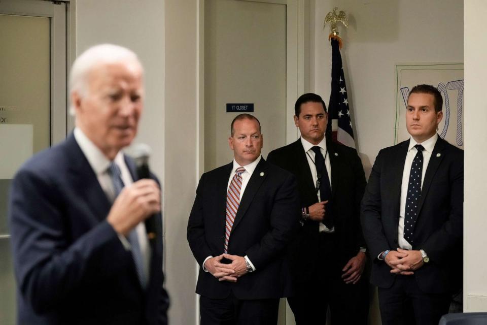 PHOTO: Members of the U.S. Secret Service stand watch as President Joe Biden speaks at the headquarters of the Democratic National Committee, October 24, 2022, in Washington. (Drew Angerer/Getty Images)