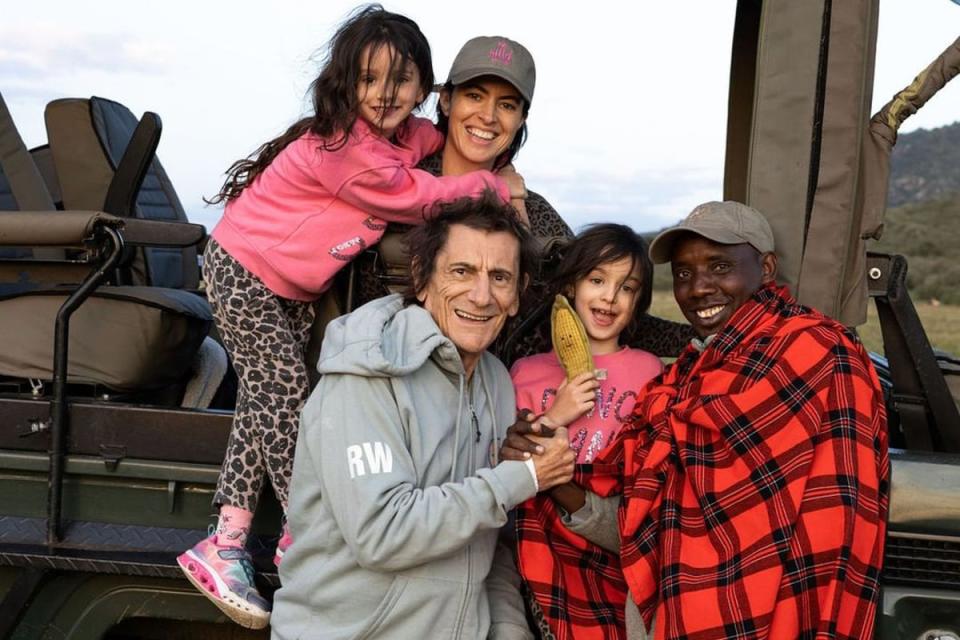 Ronnie Wood in Kenya: Ronnie Wood and family and a guide (Ronnie Wood Instagram)