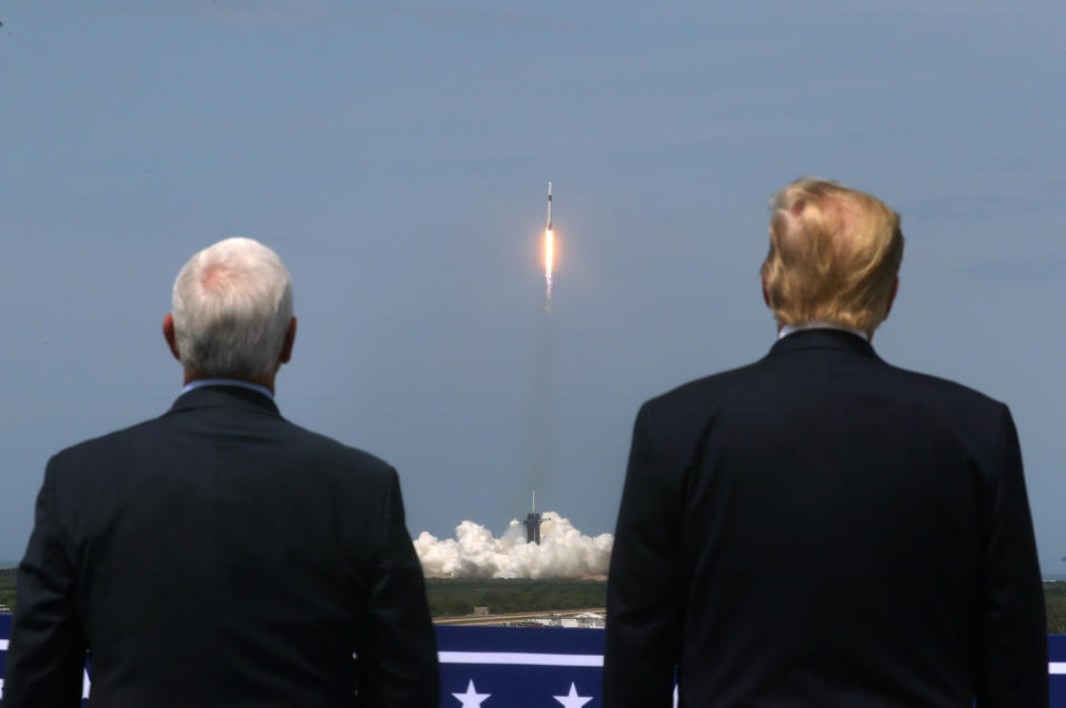 El Presidente Trump y el vicepresidente Mike Pence asistiendo al lanzamiento del Falcon 9 y la Crew Dragon de SpaceX | imagen Jonathan Ernst/Reuters