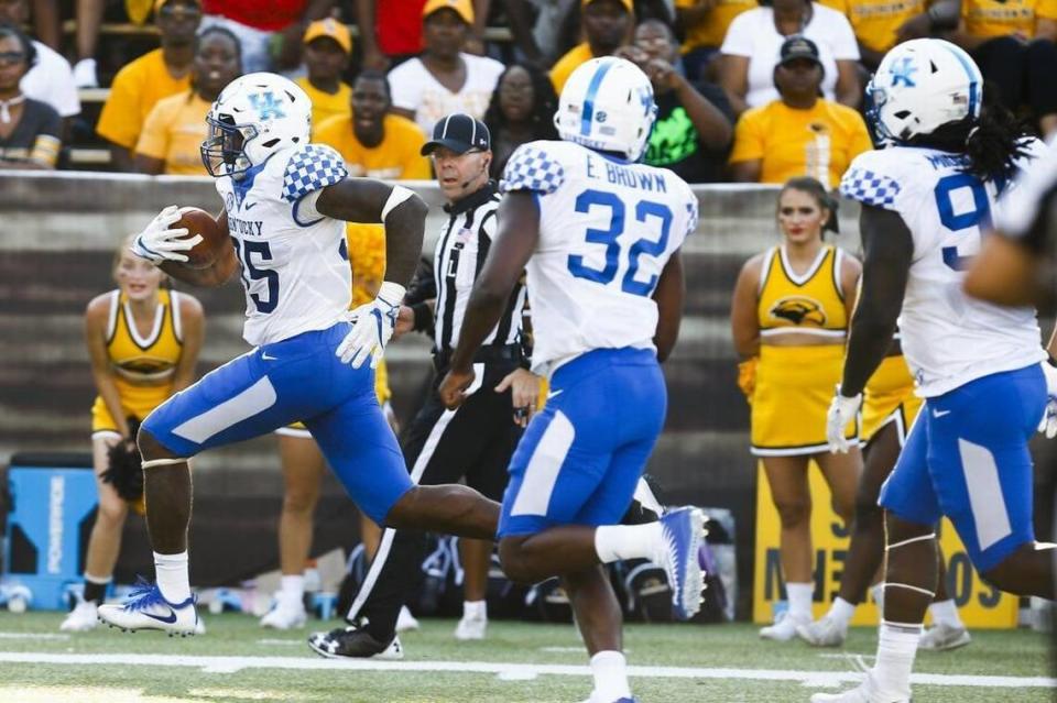 Kentucky defensive end Denzil Ware (35) returned a recovered fumble 20 yards for a touchdown in UK’s 24-17 season-opening win at Southern Mississippi in 2017.