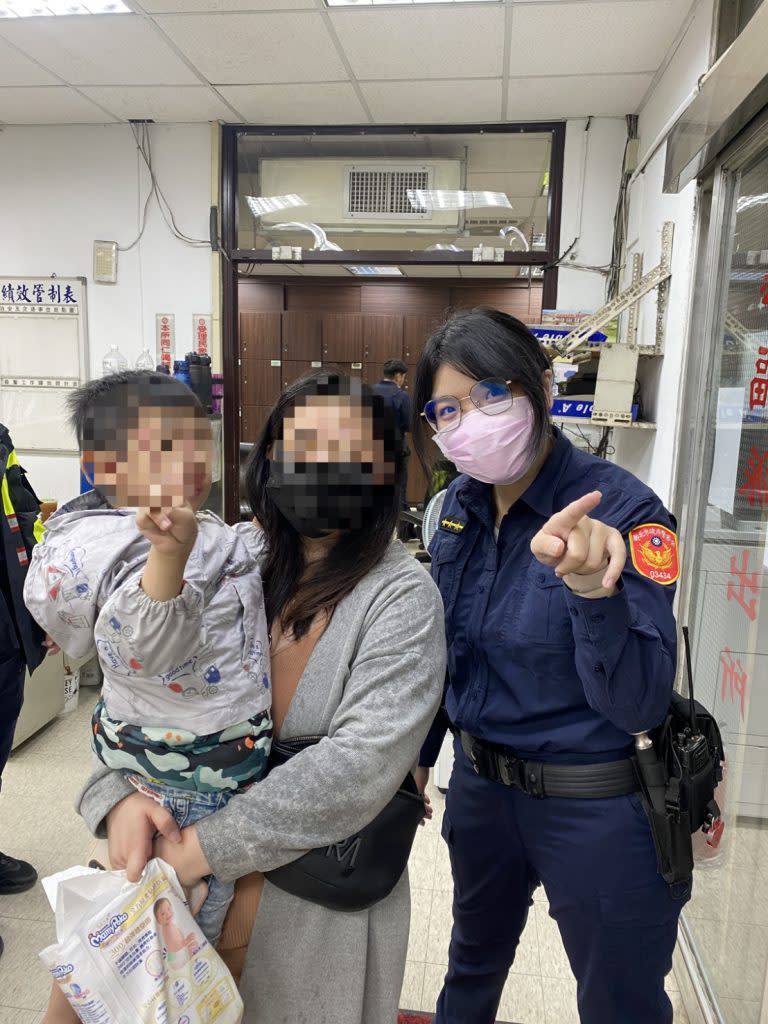 慈福派出所警員王瑄珮、吳育燐執勤時，疑似迷路大哭男童，關心照顧並鍥而不捨地尋找下找到男童母親。（三重警分局提供）