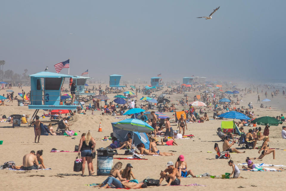 Image: US-HEALTH-VIRUS-BEACH-HEAT (APU GOMES / AFP - Getty Images)