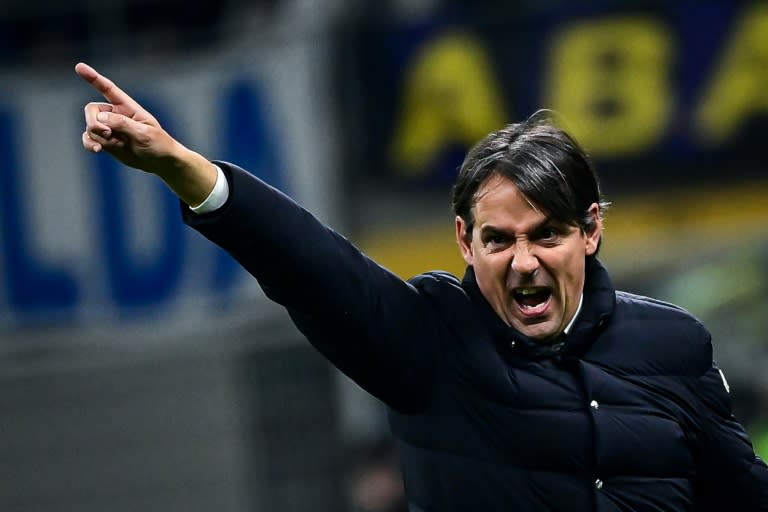 El entrenador italiano del Inter de Milán Simone Inzaghi da instrucciones a sus hombres durante el partido ente Inter y Atalanta, en Milán, el 28 de febero de 2024 (Piero CRUCIATTI)