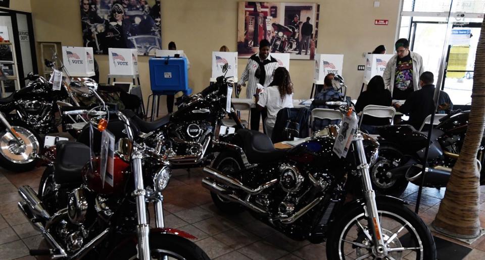 Cda estado decide sus centros de voto, en Long beach se pudo votar en una tienda Harley-Davidson (Créditos: Getty Images)