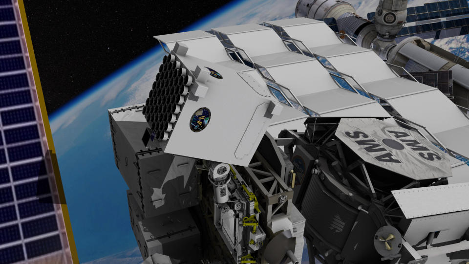 Ένα μικρό τηλεσκόπιο εγκλωβισμένο σε λευκό μέταλλο πετάει στον Διεθνή Διαστημικό Σταθμό, με τη Γη στο βάθος