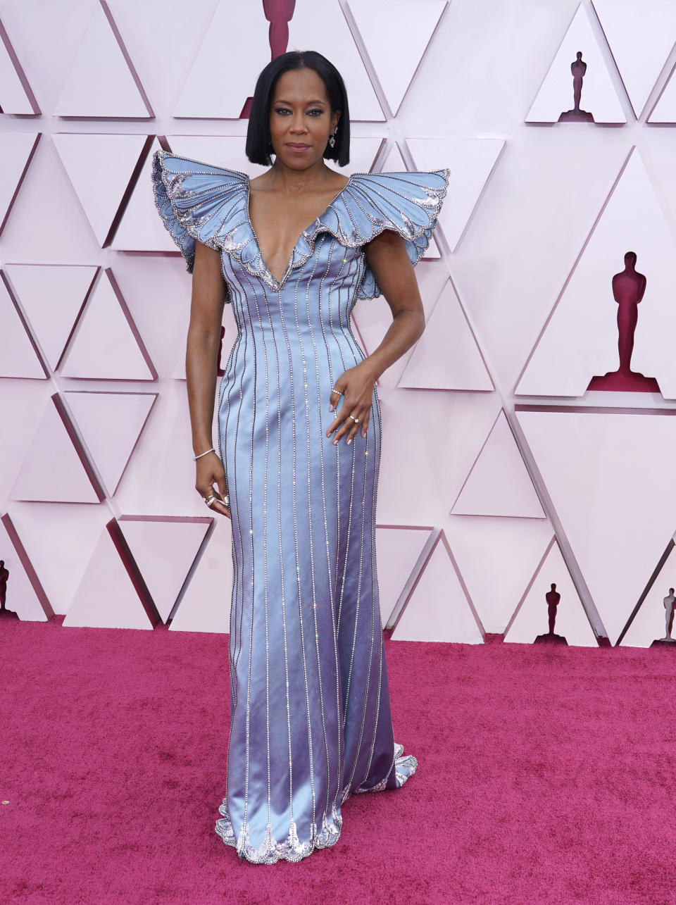 <p>Regina King apareció muy elegante con un vestido satinado en azul cielo, escote pronunciado cuya diferencia hicieron las mangas. (AP)</p> 