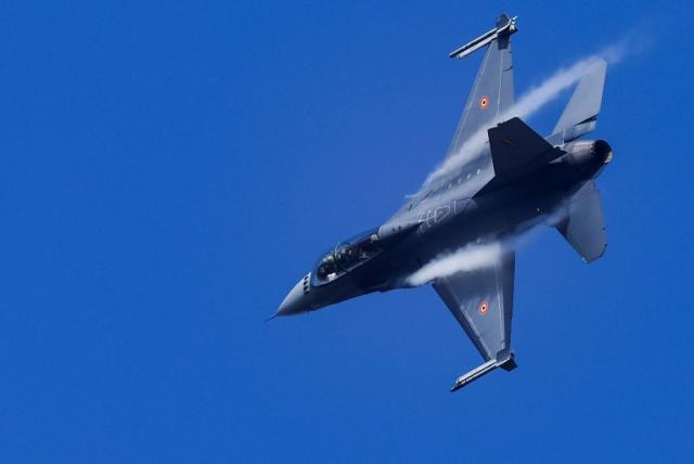 Nach dem grünen Licht der USA für die Ausbildung ukrainischer Piloten an F-16-Kampfjets wird in Koalition und Opposition über eine Unterstützung von deutscher Seite diskutiert. Genannt werden die Bereitstellung von Flugplätzen, Bewaffnung und Radarsensoren.