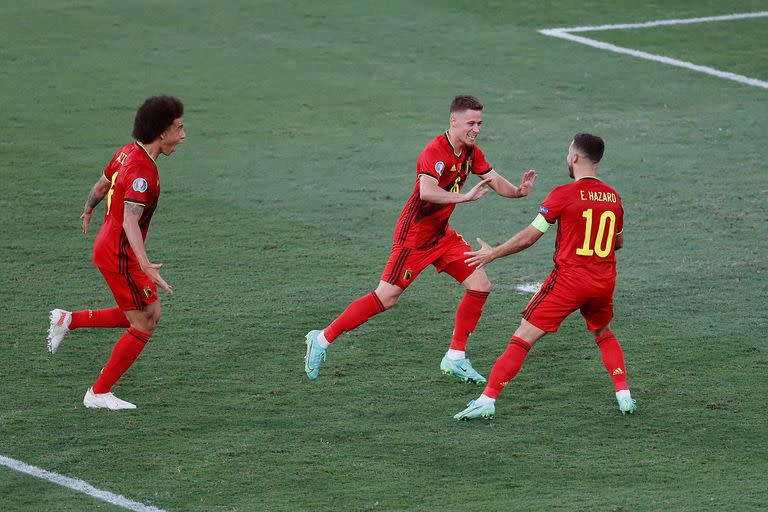 Thorgan Hazard festeja la apertura del marcador durante el partido de Eurocopa que disputan Portugal y Bélgica.