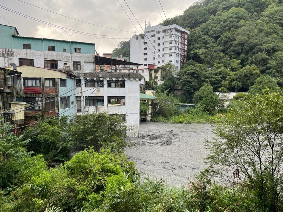 南投縣仁愛鄉因大雨造成土石流，廬山溫泉區飯店有民眾受困，考量到廬山溫泉區處有多處崩塌且持續發生土石流，6日搜救人員暫不強行疏散，目前正嘗試以流籠、繩索等方式設法撤離受困者。圖為廬山溫泉區現況。（圖／消防署提供）
