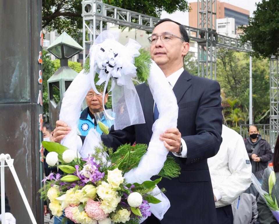 國民黨主席朱立倫27日一早前往228和平紀念公園的和平紀念碑前獻花致意，並表示國民黨在每一年的228紀念日都會前來表達對於和平的追求，希望台灣族群融合，不讓過去慘痛的往事再發生，任何傷害和平、製造衝突與紛爭都是不必要的。（粘耿豪攝）