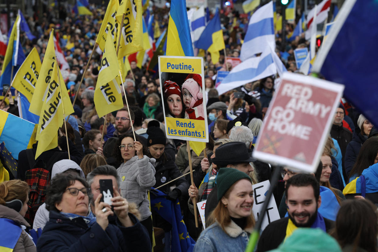 Un participant tient une pancarte sur laquelle on peut lire « Poutine, ramène les enfants » lors d’un rassemblement en faveur de l’Ukraine, place de la République à Paris, le 24 février 2024.