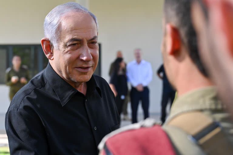 Benjamin Netanyahu durante una visita a los soldados cerca de la frontera con Gaza