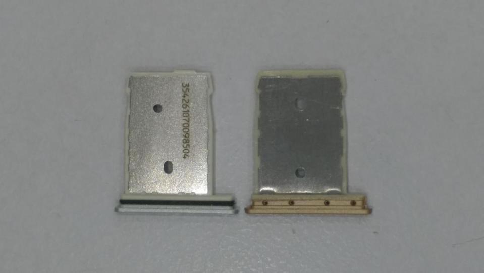 正品的SIM卡槽有密碼，且質感較佳，假貨（右）的SIM卡槽無密碼，且質感粗糙。（民眾提供）