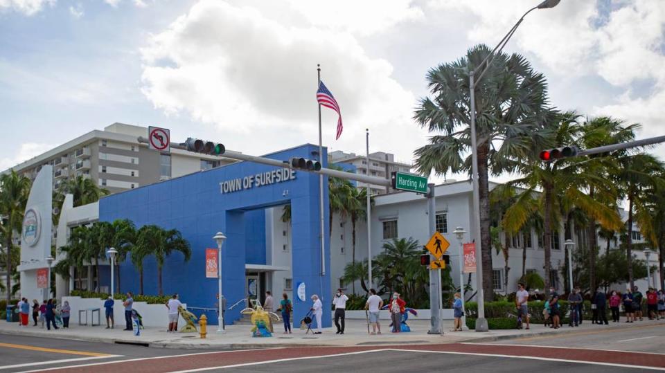 People stand on line to vote during the General Election in Miami-Dade County at Surfside Town Hall on Tuesday, November 3, 2020 in Surfside. DAVID SANTIAGO/dsantiago@miamiherald.com