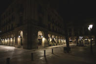 La Plaza Real de Barcelona, que siempre suele tener mucha gente, vacía por el toque de queda. (Photo by Xavi Torrent/Getty Images)
