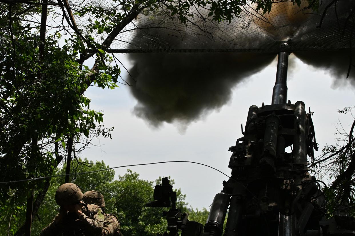 Ukrainian artillerymen fire a M777 howitzer toward Russian positions near Avdiivka (AFP via Getty Images)