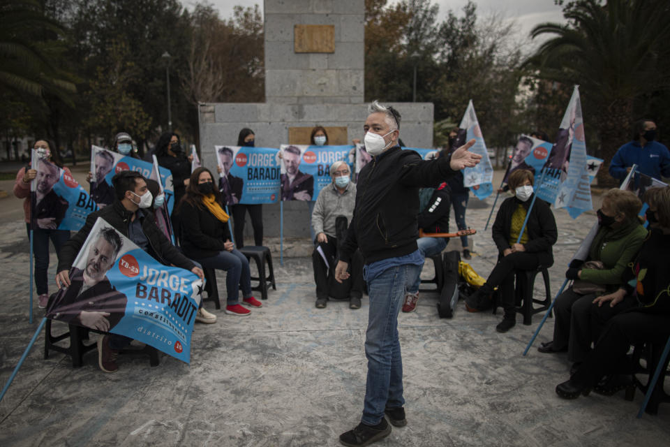 El candidato a la Asamblea Constituyente Jorge Baradit hace campaña en Santiago, Chile, el jueves 13 de mayo de 2021. Los chilenos votarán el 15 y 16 de mayo para elegir a los miembros que redactarán una nueva constitución en reemplazo de la heredada de la dictadura militar del general Augusto Pinochet. (AP Foto/Esteban Felix)