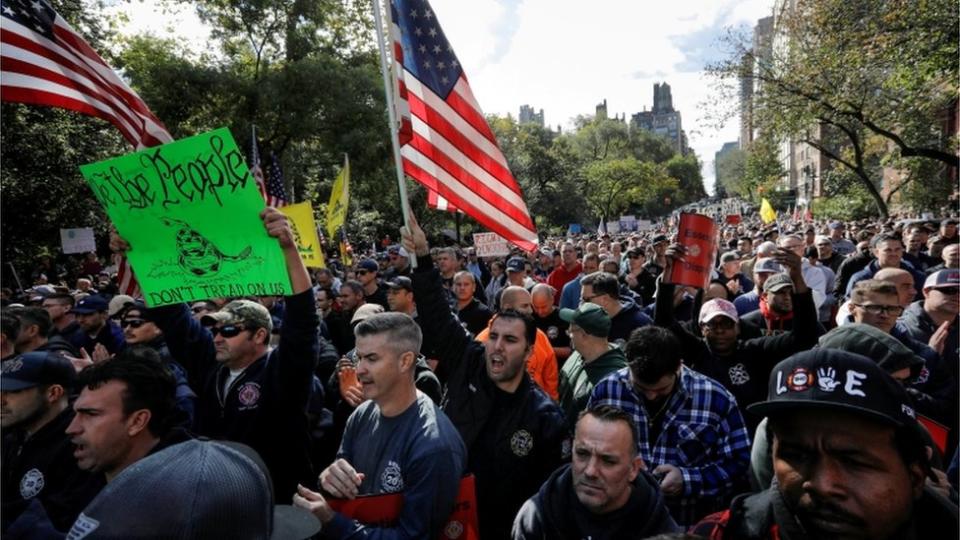 Miembros del sindicato de los bomberos de la ciudad de Nueva York, trabajadores municipales y otros protestan contra los mandatos de vacunación de la ciudad en Manhattan.