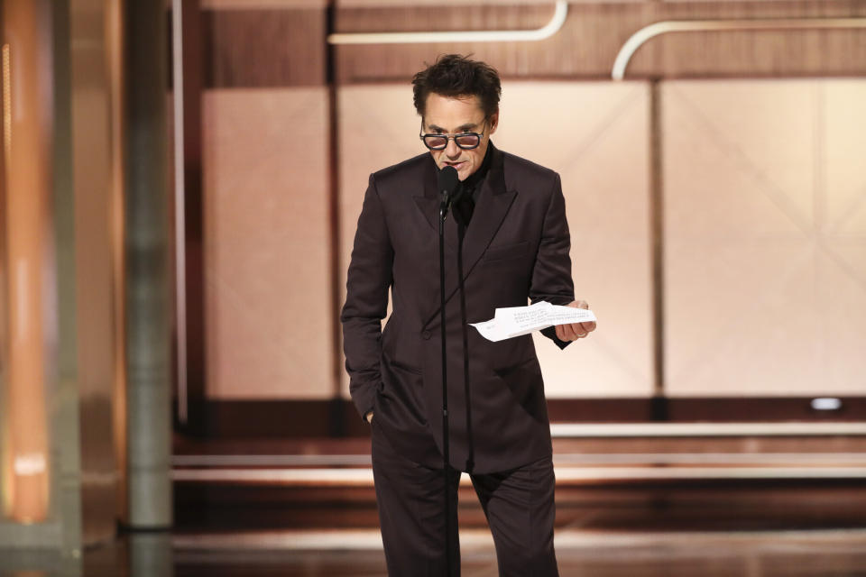 En esta imagen proporcionada por CBS, Robert Downey Jr. recibe el premio a mejor actor de reparto en una película por "Oppenheimer" en la 81a edición de los Globos de Oro el domingo 7 de enero de 2024, en el Hotel Beverly Hilton en Beverly Hills, California. (Sonja Flemming/CBS via AP)