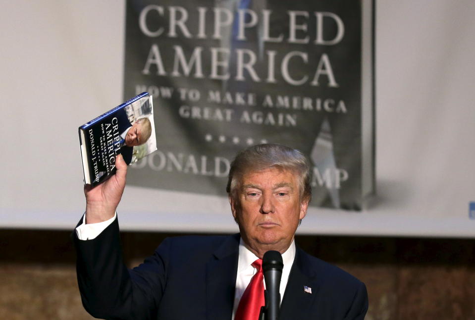 Donald Trump y su libro 'Crippled America', publicado en 2015. (Reuters)