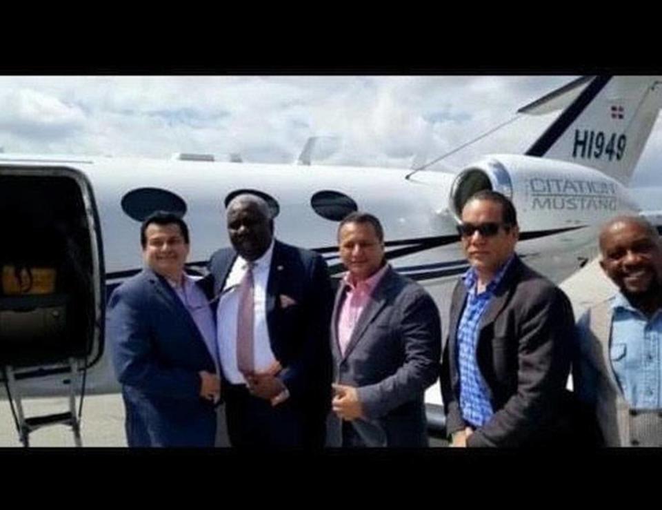 El pastor y político haitianoamericano Christian Emmanuel Sanon, segundo por la izquierda, junto a Arcángel Pretel Ortiz, Antonio 'Tony' Intriago y un hombre no identificado delante de un avión antes del asesinato del presidente de Haití el 7 de julio de 2021. Courtesy of Jose Espinosa