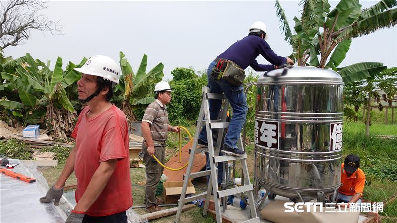 這些志工們平日都有自己的工作，但週末假日卻願意出力幫忙蓋房子，原因無他，「就是想為這社會、為這家人盡點力」。（圖／記者張雅筑攝）