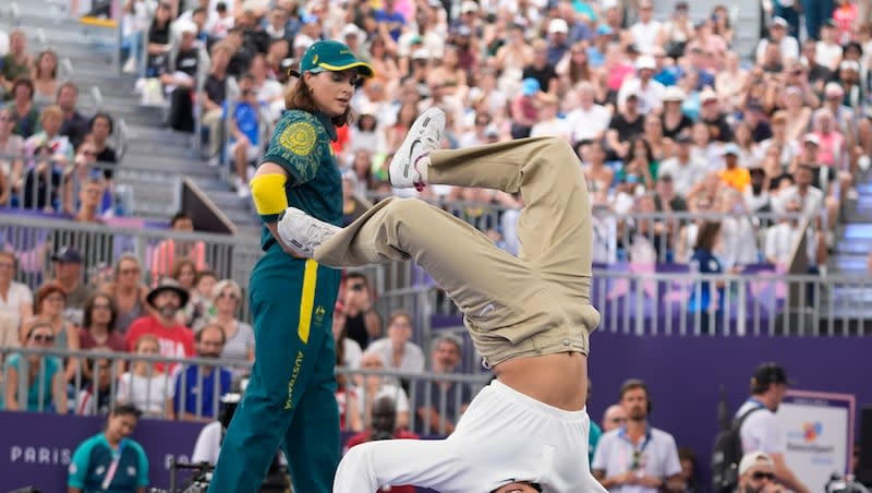 Logan Edra dari Amerika Serikat, yang dikenal sebagai B-Girl Logistx, kanan, dan Rachael Gunn dari Australia, yang dikenal sebagai B-Girl Raygun, berkompetisi selama Round Robin pada kompetisi breaking di La Concorde Urban Park pada Olimpiade Musim Panas 2024, Jumat, 9 Agustus 2024, di Paris, Prancis. Breaking tidak akan ditampilkan di Olimpiade Los Angeles tahun 2028.