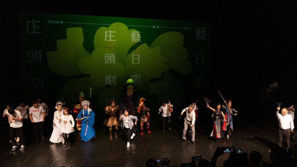 113年「文化平權巡演－庄頭劇場 藝日限定」將於全臺10縣市辦理10場演出，文化部長史哲（右1）鳴槍宣誓活動起跑，上半年演出團隊將接力登台。(圖/文化部提供)